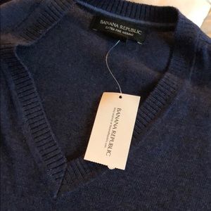 Banana Republic Merino Wool Men’s v neck sweater